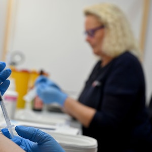 Eine medizinische Fachangestellte zieht am 25. November 2021 in einer Kabine in einem Impfzentrum eine Spritze mit dem Impfstoff Moderna auf.