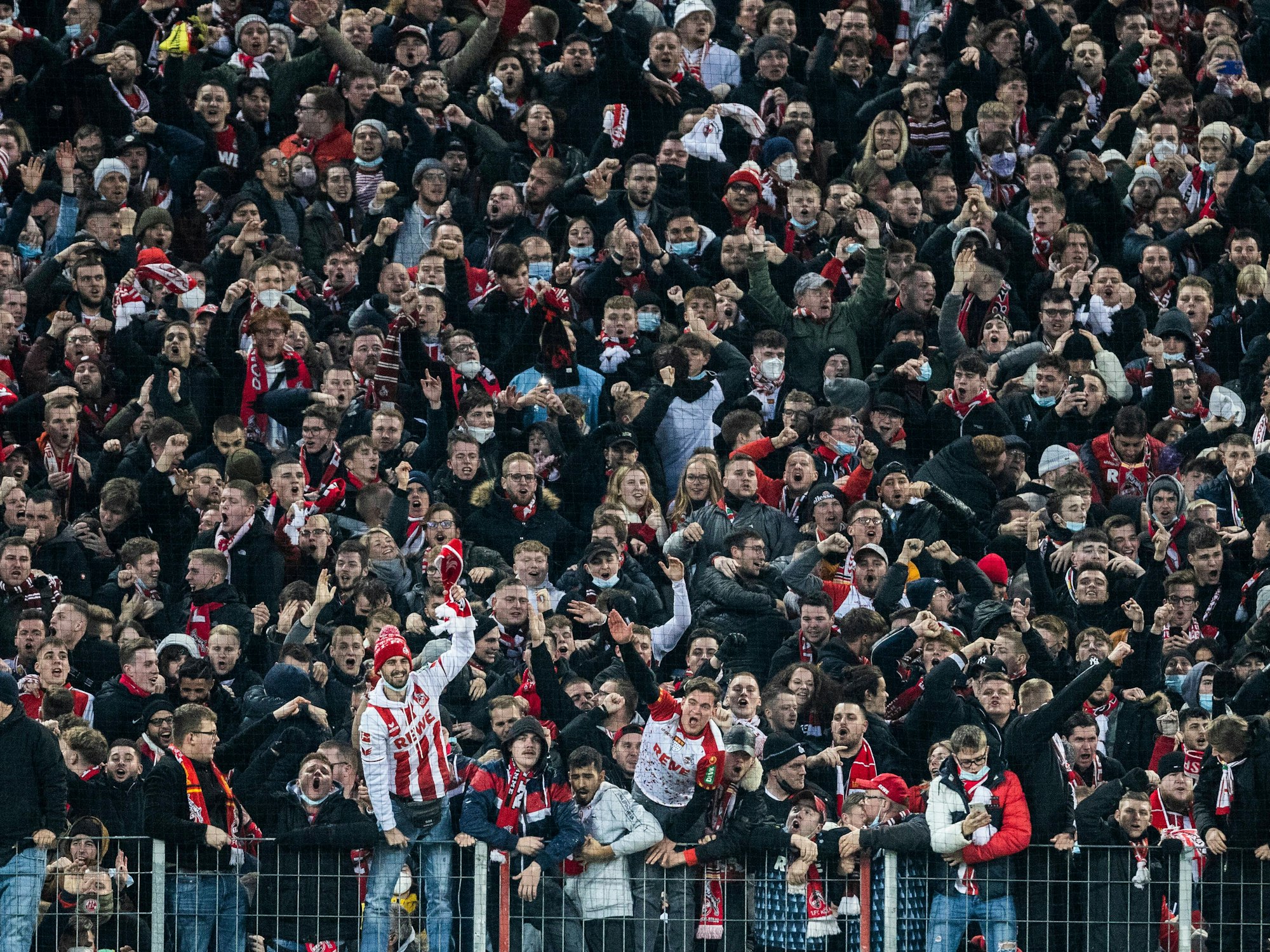 In der vollen Südkurve feiern FC-Fans ohne Maske oder Abstand das 1:0 der Kölner im Derby am 27. November 2021.