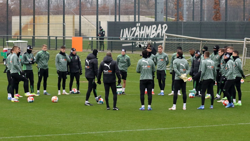 Das Team von Borussia Mönchengladbach steht in der Trainingseinheit am 25. November 2021 in einem Kreis zusammen.