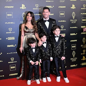 Lionel Messi mit Antonela Roccuzzo und den Kindern Ciro, Mateo und Thiago.