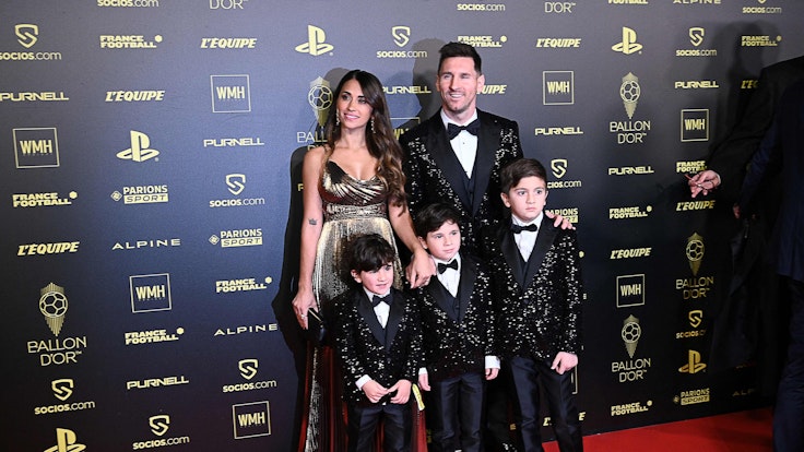 Lionel Messi mit Antonela Roccuzzo und den Kindern Ciro, Mateo und Thiago.