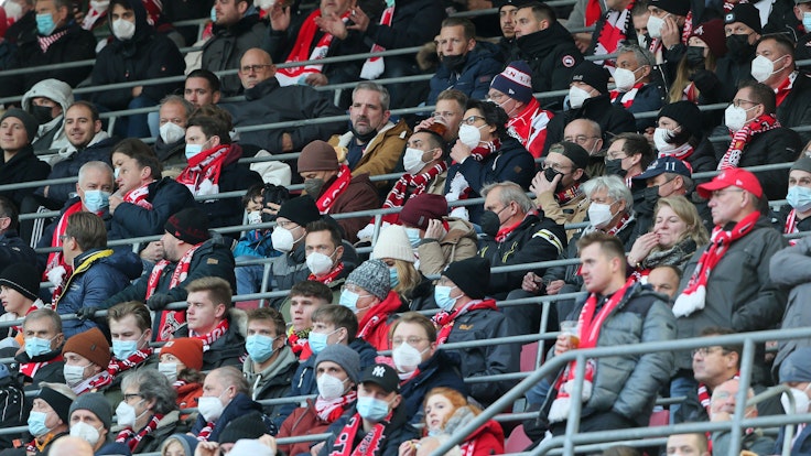 Fans verfolgen das Derby 1. FC Köln gegen Borussia Mönchengladbach.