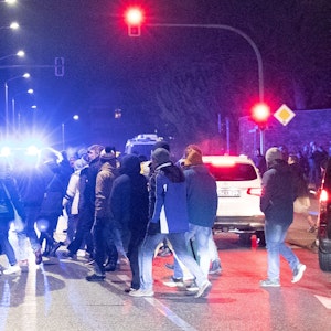 29.11.2021, Sachsen, Freiberg: Dem Aufruf zu Protesten gegen die Corona-Schutz-Maßnahmen folgen mehrere hunderte Menschen. Die Polizei begleitet die Proteste mit einem größerem Aufgebot. Foto: Daniel Schäfer/dpa-Zentralbild/dpa +++ dpa-Bildfunk +++