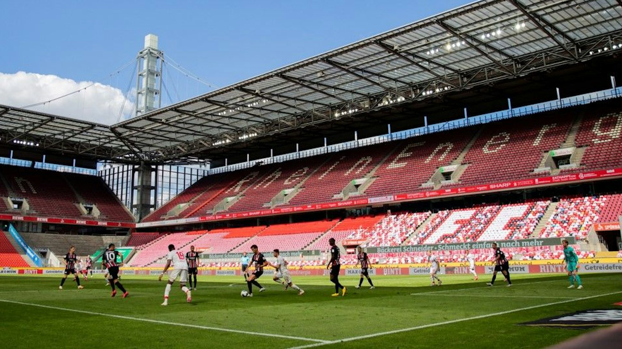 Fußball: Bundesliga, 1. FC Köln - Eintracht Frankfurt, 33. Spieltag im RheinEnergieStadion. Die Partie findet als Geiersterspiel ohne Zuschauer statt.