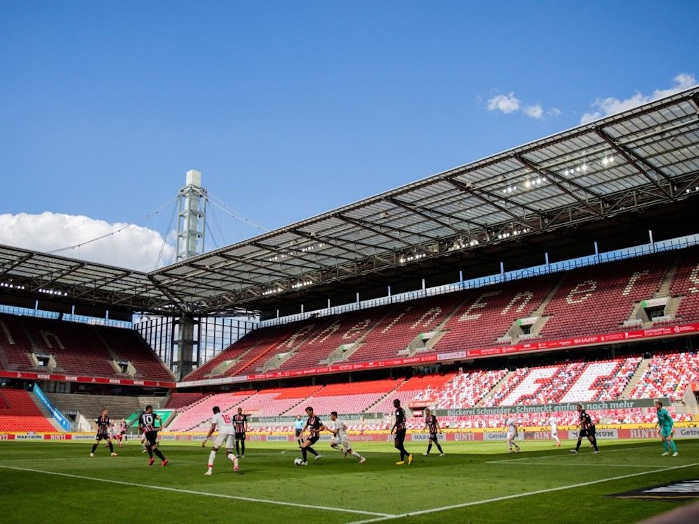 1. FC Köln gegen Eintracht Frankfurt im RheinEnergieStadion. Die Partie fand als Geiersterspiel ohne Zuschauer statt.
