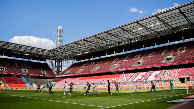 1. FC Köln vs Eintracht Francoforte alla Rhein Energy Arena.  Il gioco si è svolto come un gioco Geierster senza spettatori.