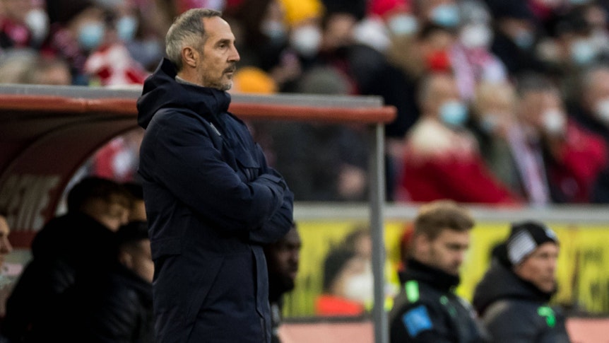 Adi Hütter, Cheftrainer von Borussia Mönchengladbach, schaut am 27.November 2021 mit ernstem Blick auf das Spielfeld, wo sein Team gegen den 1. FC Köln spielt.