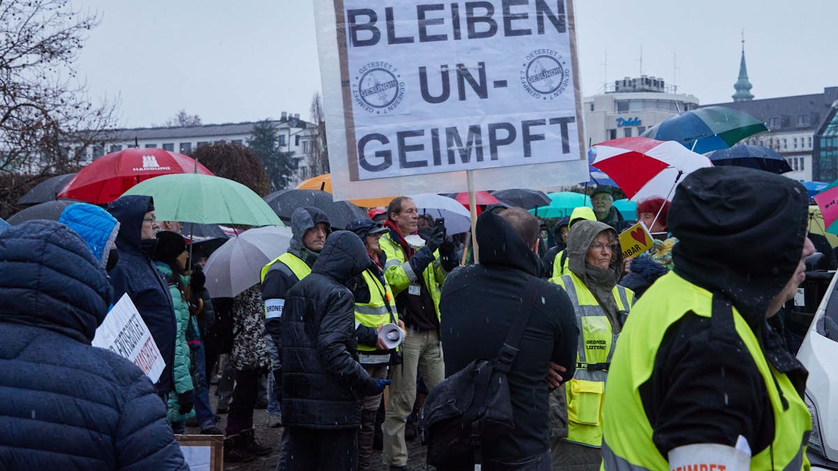Teilnehmer einer Demonstration von Corona-Impfgegnern auf dem Glockengießerwall in Hamburg.&nbsp;