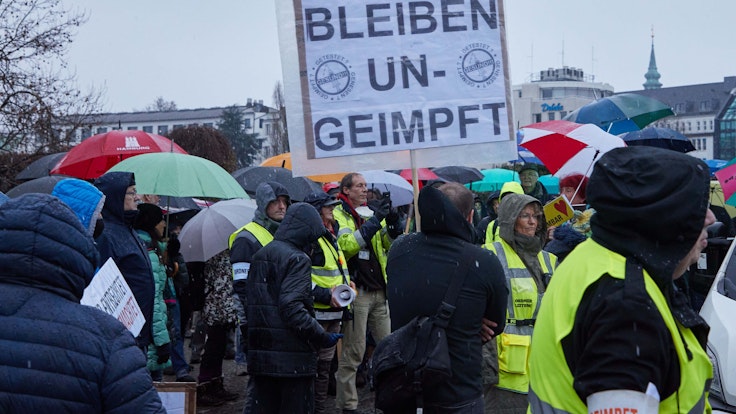 Teilnehmer einer Demonstration von Corona-Impfgegnern Ende November in Hamburg: Zwei von drei Ungeimpften wählen laut einer Forsa-Umfrage AfD oder „Die Basis“.