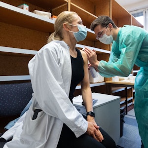 Eine Ärztin bekommt in einem Pop-Up-Impf-Ort in Tübingen ihre Impfung mit dem Wirkstoff von Biontech von einem Medizinstudenten verabreicht. Die Ampel-Koalitionäre wollen mit ihrer Mehrheit im Bundestag die Corona-Impfpflicht in Krankenhäusern und Pflegeheimen einführen.