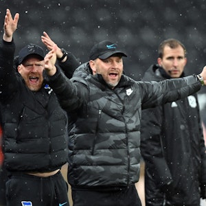 Herthas Cheftrainer Pal Dardai (M) und Co-Trainer Andreas Zecke Neuendorf (l) reagieren zum Ende des Spiels.