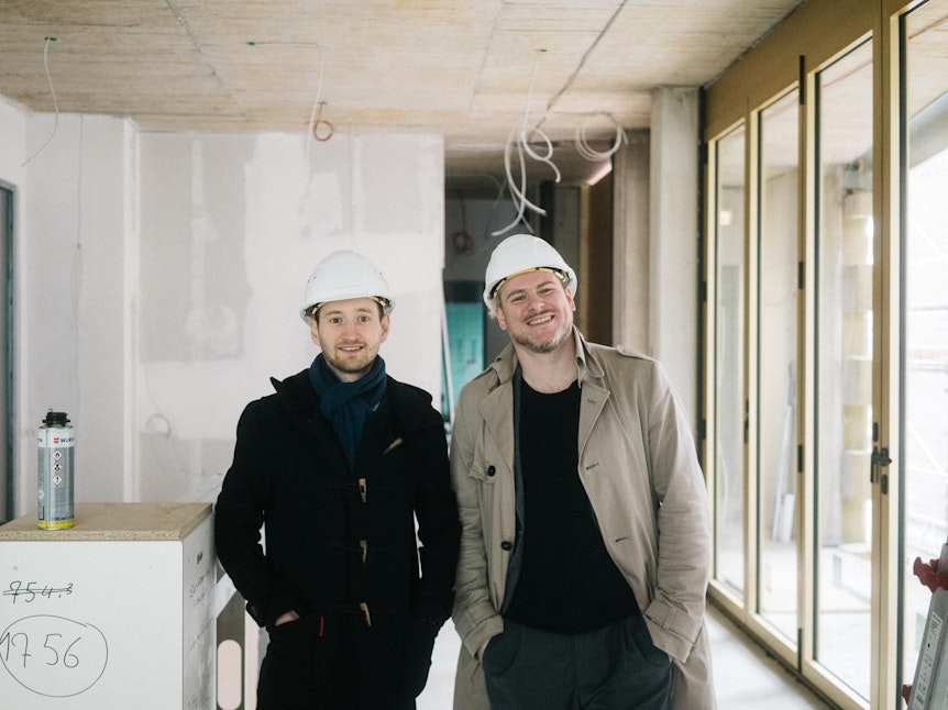 Daniel Gottschlich und Johannes Langenstück mit Helm auf der Baustelle