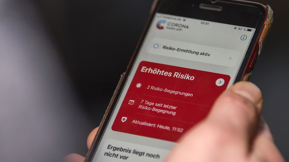 Das Symbolfoto (aufgenommen am 10. Dezember 2020 in Berlin) zeigt die Corona-Warn-App auf einem Handy, welche ein erhöhtes Risiko anzeigt.