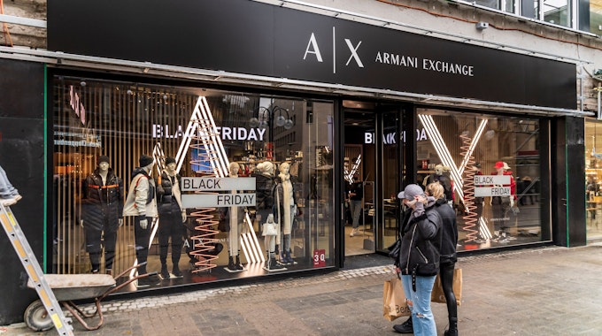 Auf der Schildergasse in der Kölner Innenstadt hat Armani seinen Exchange Flagshipstore eröffnet - Foto vom 26. November.