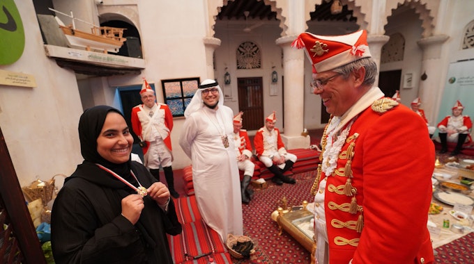Heinz-Günther Hunold in Dubai bei einem Austausch mit einem arabischen Kulturverein.