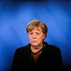 Laut Medienberichten will Kanzlerin Angela Merkel (hier am 30. März im Kanzleramt) schon am Dienstag mit Scholz und den Länderchefs zusammenkommen.