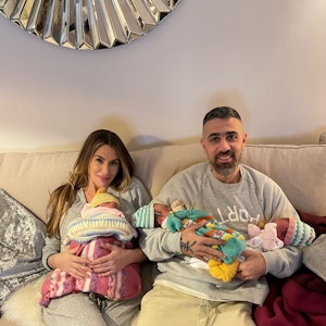 Knapp zwei Wochen nach der Geburt am 11. November 2021 zeigte sich Rapper Bushido auf einem ersten Familienfoto mit Ehefrau Anna-Maria Ferchichi und ihren neugeborenen Drillings-Mädchen.