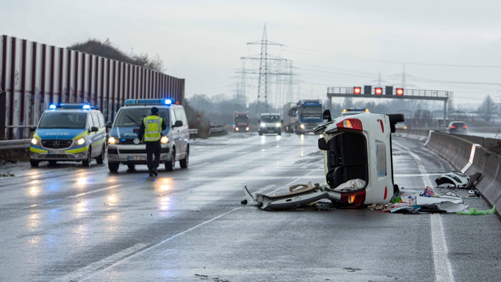 Ein Auto liegt auf der Autobahn 4 auf der Seite. Bei einem Unfall auf der Autobahn 4 bei Eschweiler-Weisweiler (Städteregion Aachen) ist am 28. November 2021 eine Frau ums Leben gekommen.