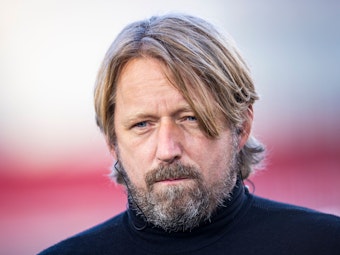 Stuttgarts ehemaliger Sportdirektor Sven Mislintat steht vor dem Spiel im Stadion.