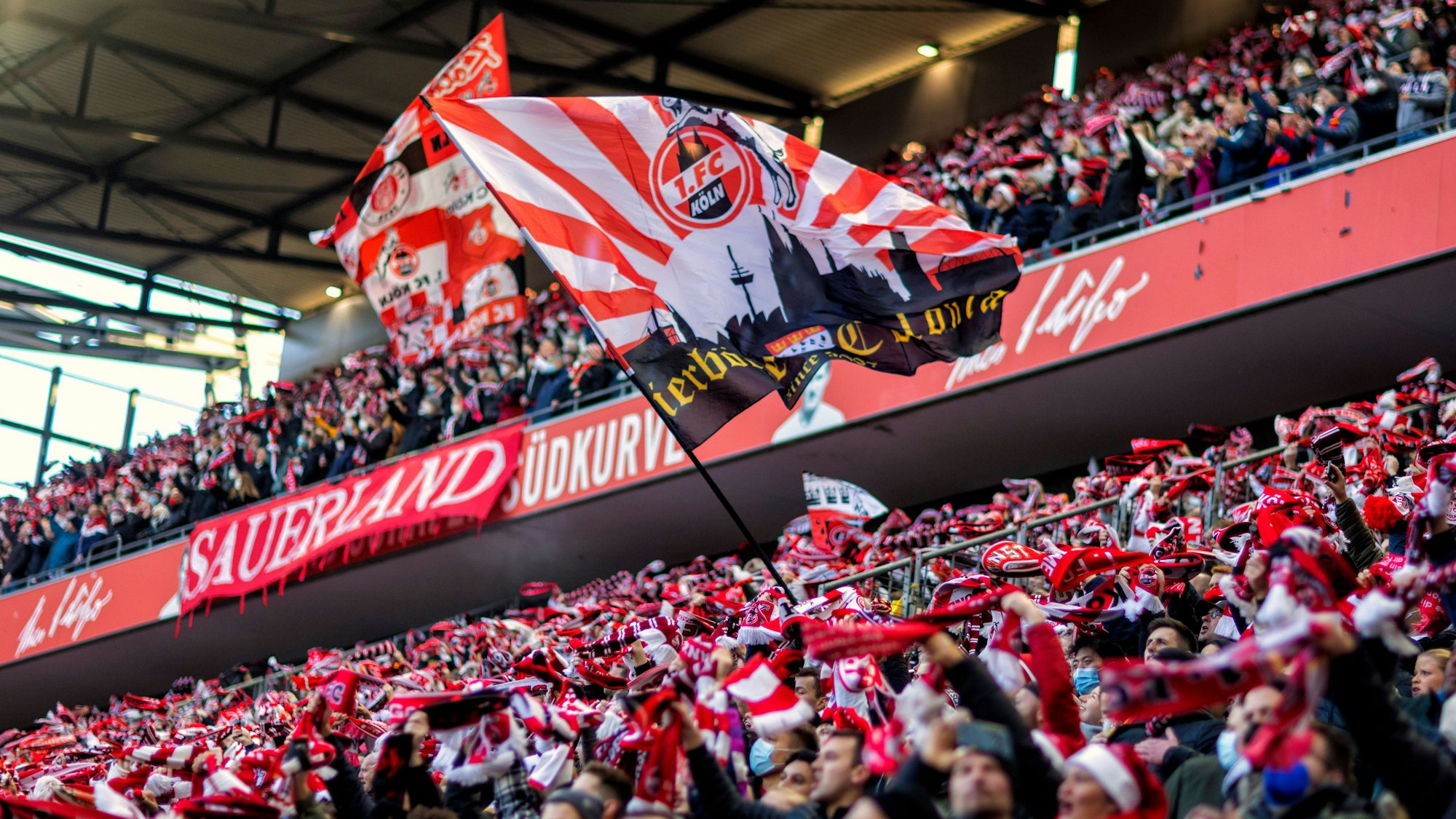 50.000 Fans besuchen das Bundesliga-Spiel 1. FC Köln gegen Borussia Mönchengladbach.