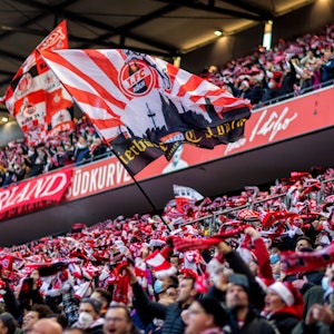 50.000 Fans besuchen das Bundesliga-Spiel 1. FC Köln gegen Borussia Mönchengladbach.