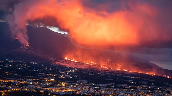 Das Foto (aufgenommen am 19. November 2021 in La Palma) zeigt die Asche- und Lavawolken, die aus dem Vulkan Cumbre Vieja kommen.