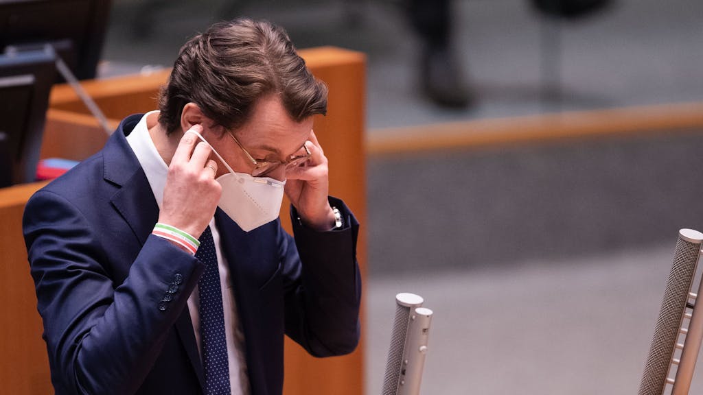Hendrik Wüst (CDU), Ministerpräsident von Nordrhein-Westfalen, setzt nach seiner Rede im Landtag seine FFP2-Maske auf.&nbsp;