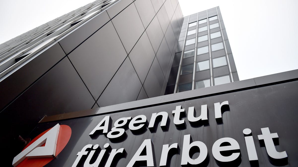 Das Signet der Bundesagentur für Arbeit hängt an der Zentrale der Agentur in Nordrhein-Westfalen.