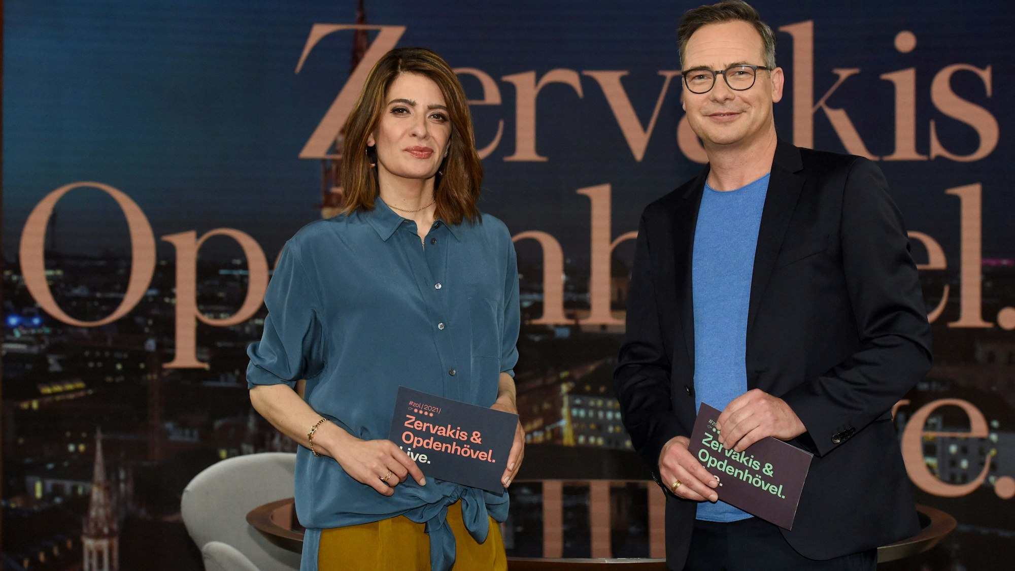 Die Moderatorin Linda Zervakis und der Moderator Matthias Opdenhövel stehen im Studio des neuen ProSieben-Journals „Zervakis & Opdenhövel. Live.“