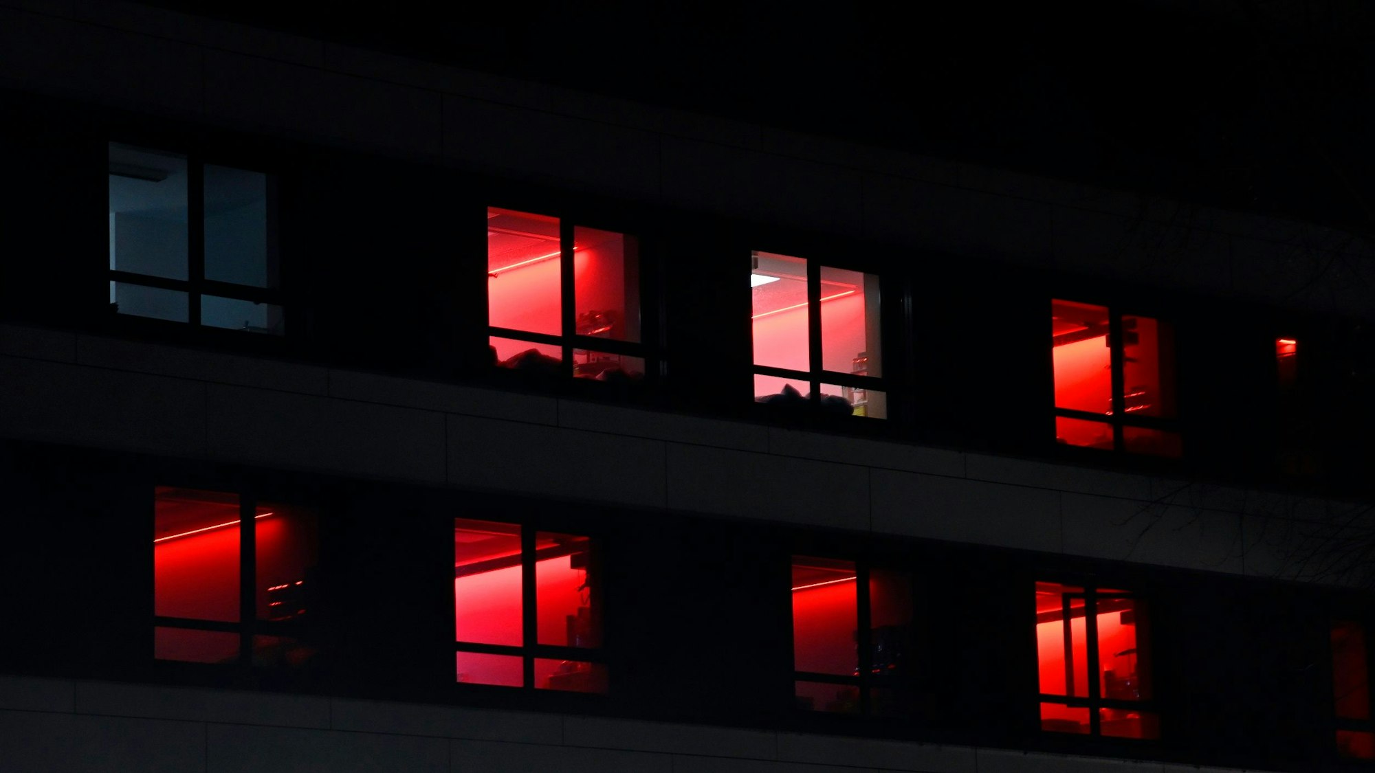 Zum Schichtwechsel des Personals ist die Zimmerbeleuchtung in der Intensivstation des RoMed-Klinikums Rosenheim für kurze Zeit auf die Farbe Rot eingestellt.