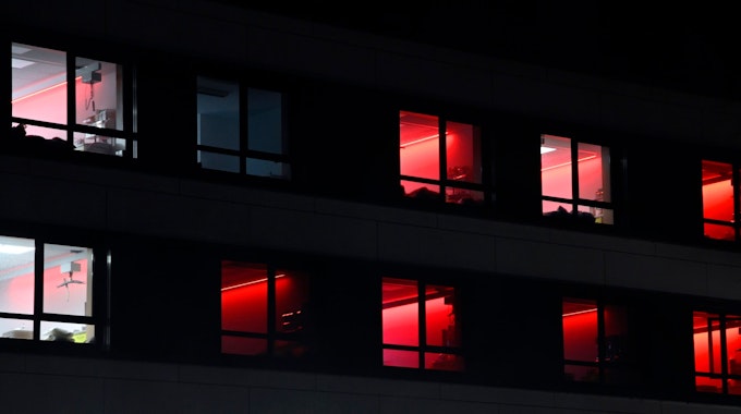 Zum Schichtwechsel des Personals ist die Zimmerbeleuchtung in der Intensivstation des RoMed-Klinikums Rosenheim für kurze Zeit auf die Farbe Rot eingestellt.