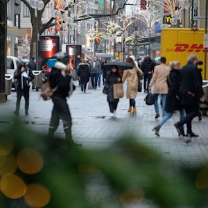 Einkaufende gehen auf der Einkaufsstraße Schildergasse in der Kölner Innenstadt.
