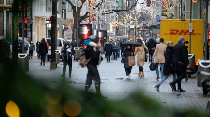 Einkaufende gehen auf der Einkaufsstraße Schildergasse in der Kölner Innenstadt.