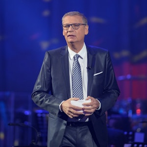 Moderator Günther Jauch moderiert im Oktober 2020 in der Metropolis-Halle beim Festakt zum 30. Jahrestag der Deutschen Einheit auf der Bühne eine Talkrunde.
