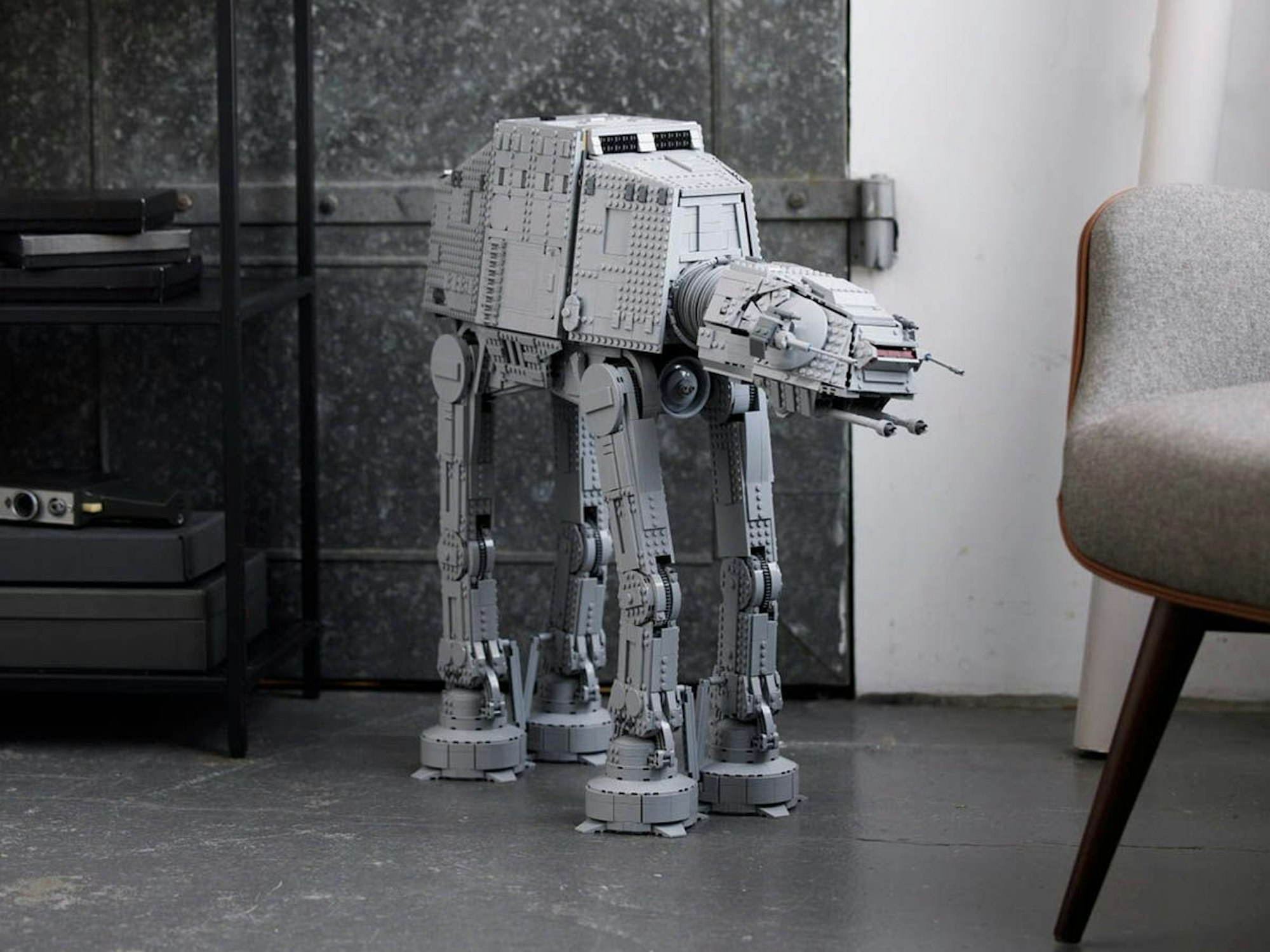 Das Modell  Lego Star Wars AT-AT steht auf dem Boden einer Wohnung.