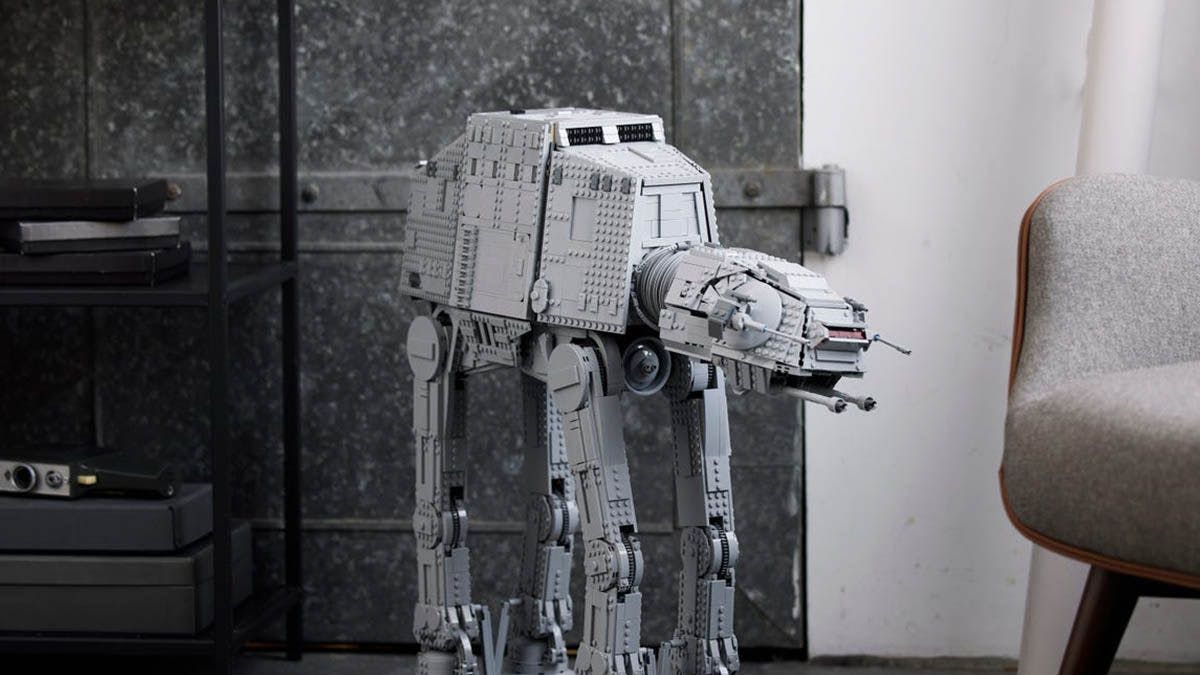Das Modell  Lego Star Wars AT-AT steht auf dem Boden einer Wohnung.