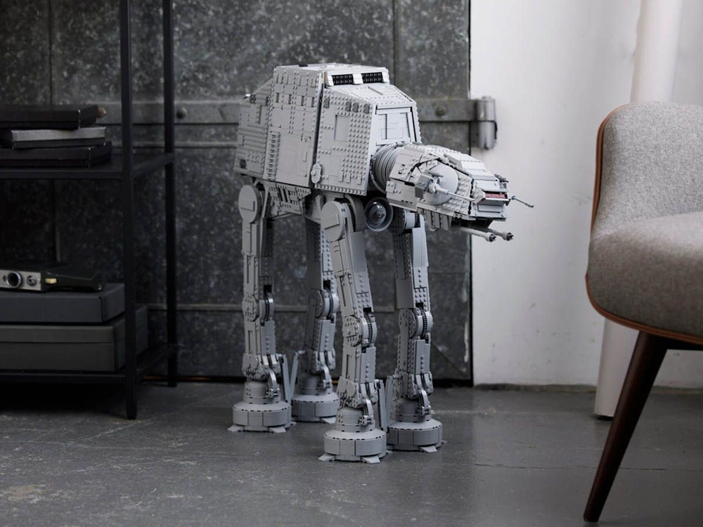 Das Modell Lego Star Wars AT-AT steht auf dem Boden einer Wohnung.