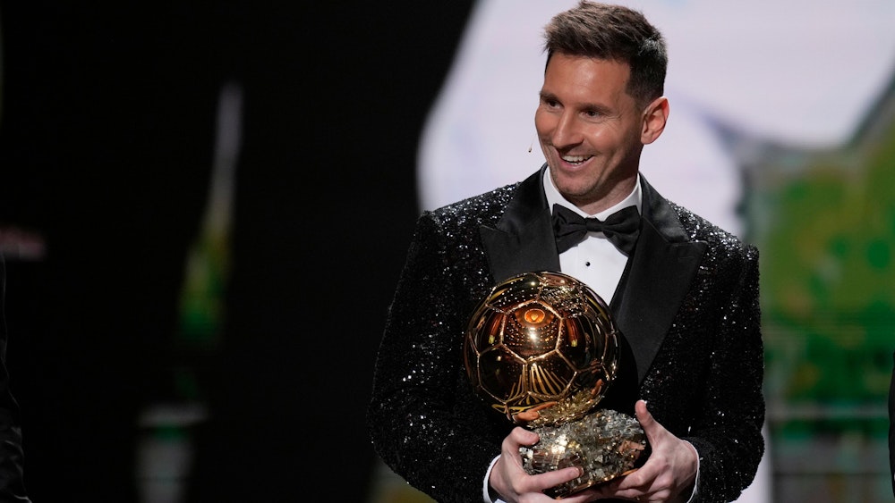 Lionel Messi von Paris Saint-Germain reagiert nach dem Gewinn der Ballon d'Or-Trophäe 2021