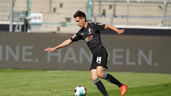 Conor Noß von Borussia Mönchengladbach führt den Ball bei einem Testspiel gegen Greuther Fürth am 27. August 2020 im Borussia-Park am Fuß und setzt zum Schuss an.