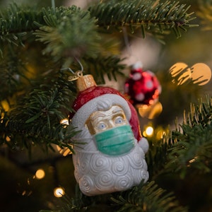 Auf dem Symbolfoto sieht man Weihnachtsschmuck an einem Weihnachtsbaum hängen.