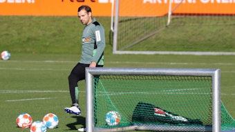 Tony Jantschke von Borussia Mönchengladbach schießt beim individuellen Training am 9. November den Ball.