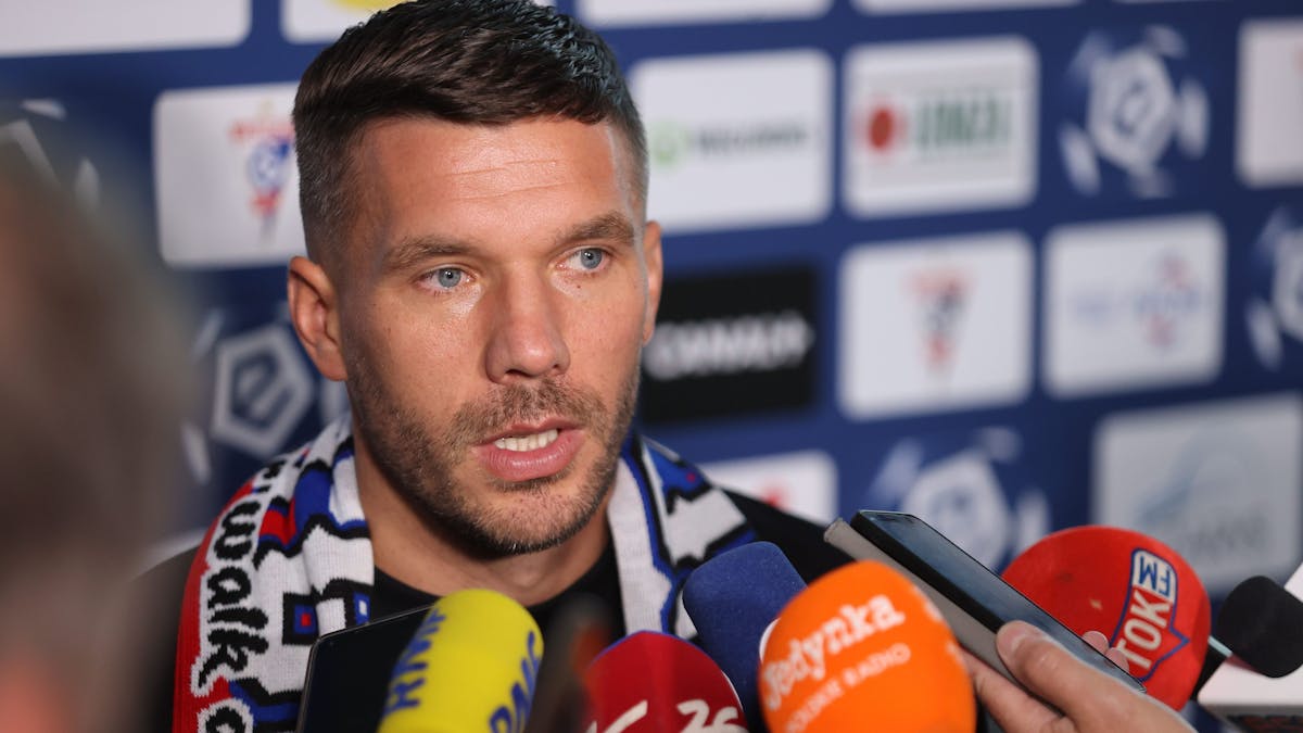 Lukas Podolski bei einer Pressekonferenz seines neuen Vereins Górnik Zabrze.