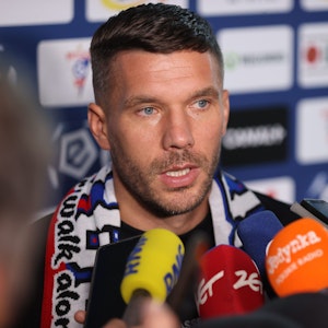 Lukas Podolski bei einer Pressekonferenz seines neuen Vereins Górnik Zabrze.