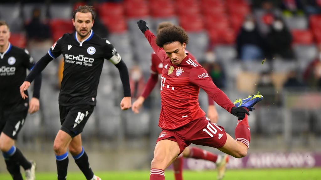 Bayern-Star Leroy Sane beim Torschuss zum entscheidenden 1:0 über Arminia Bielefeld.