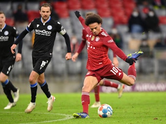 Bayern-Star Leroy Sane beim Torschuss zum entscheidenden 1:0 über Arminia Bielefeld.
