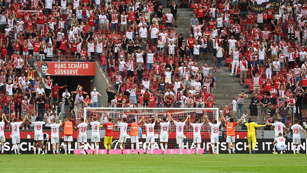 Der 1. FC Köln jubelt über den Sieg gegen Hertha BSC.