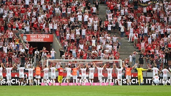 Der 1. FC Köln jubelt über den Sieg gegen Hertha BSC.