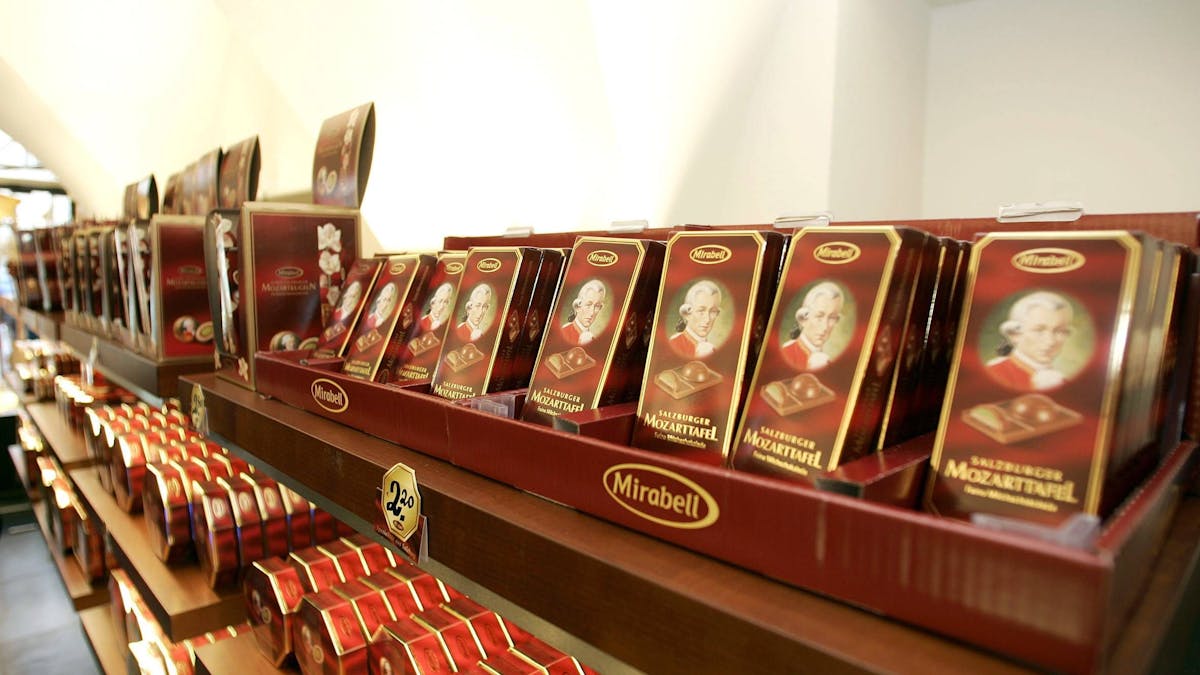Die beliebten Mirabell-Mozartkugeln (hier ein Archivfoto) werden seit Jahrzehnten erfolgreich von Salzburg Schokolade produziert.