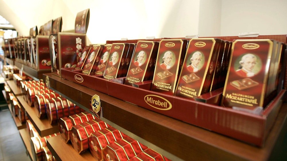 Die beliebten Mirabell-Mozartkugeln (hier ein Archivfoto) werden seit Jahrzehnten erfolgreich von Salzburg Schokolade produziert.