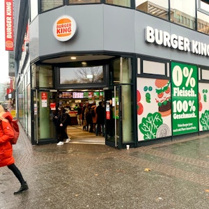 Burger King bietet in der Filiale auf der Kölner Schildergasse vermehrt pflanzliche Burger an.
